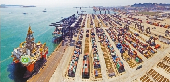 图为无人机拍摄的大连港大窑湾集装箱码头.新华社记者 杨 青 摄